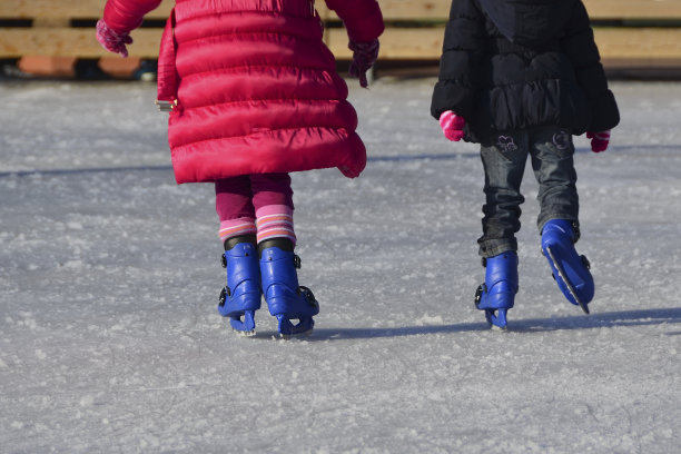 孩子们在溜冰场滑冰图片下载