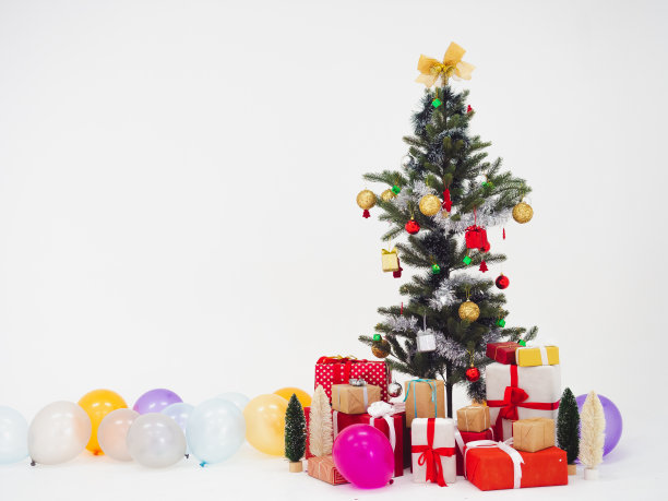 白色背景上有气球的圣诞树和礼盒图片下载