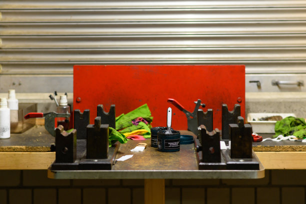 清洁和润滑军事武器的工作台图片下载