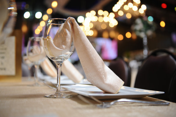 活动用玻璃杯和盘子图片下载