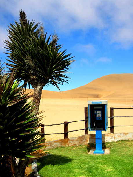纳米比亚，沙漠中的蓝色公用电话亭图片下载