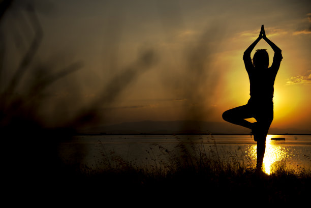 女人单腿站立的剪影。图片下载