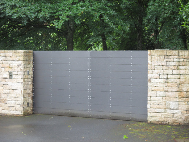 PVC户外推拉门封闭花园石墙图片下载