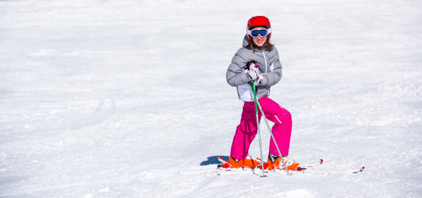 滑雪学校的小女孩图片下载