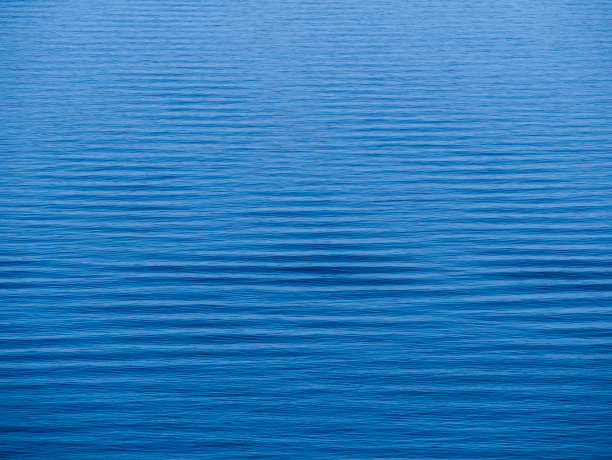 水面上的细微涟漪。图片下载