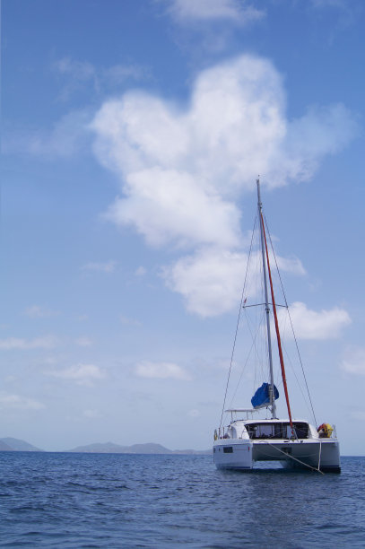 天堂里的帆船与心形的云图片下载