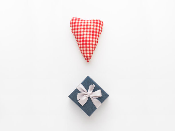 爱情和情人节作文。白色背景上的两颗红心和一个礼盒。平铺，俯视图，拷贝空间图片下载