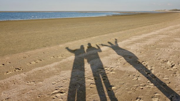沙滩上有三个人的影子图片下载