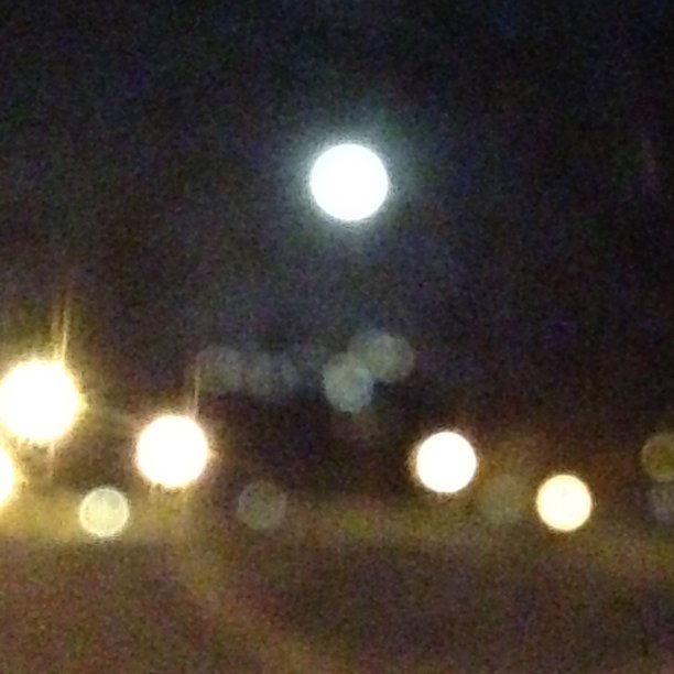 城市上空模糊的巨大月亮图片下载