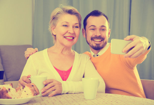 母亲和儿子在拍照图片下载