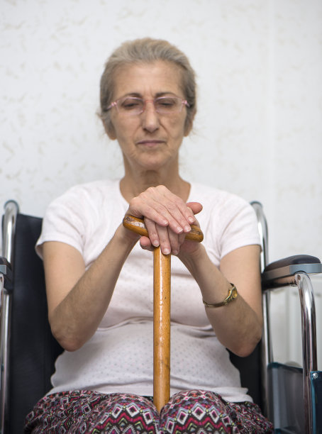 坐在轮椅上的老年妇女的肖像图片下载