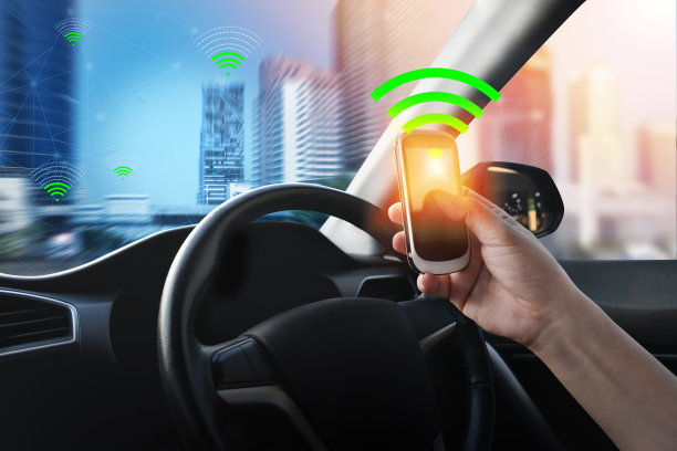 内置智能手机视图和自动自主驾驶，电动智能汽车技术。图片下载