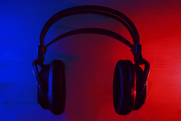 耳机与霓虹灯蓝色和红色灯光在黑暗的背景图片下载