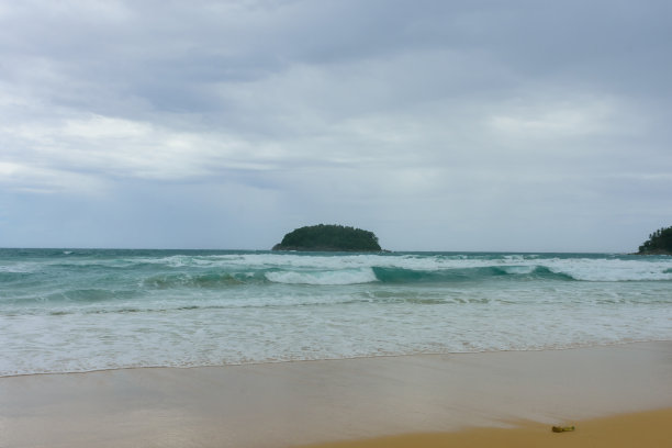 海滩上美丽的波浪，清澈的水，白色的沙子图片下载
