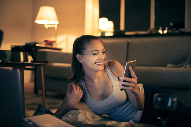 用电话的女人图片下载