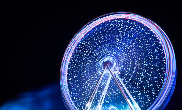 晚上坐摩天轮图片下载