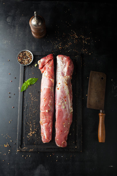 新鲜的沙拉配樱桃，芝麻菜，羊乳酪，罗勒和橄榄油图片下载