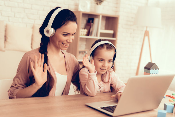带上耳机的女孩和女人图片下载