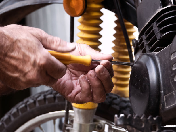 调整摩托车和修理摩托车引擎。图片下载