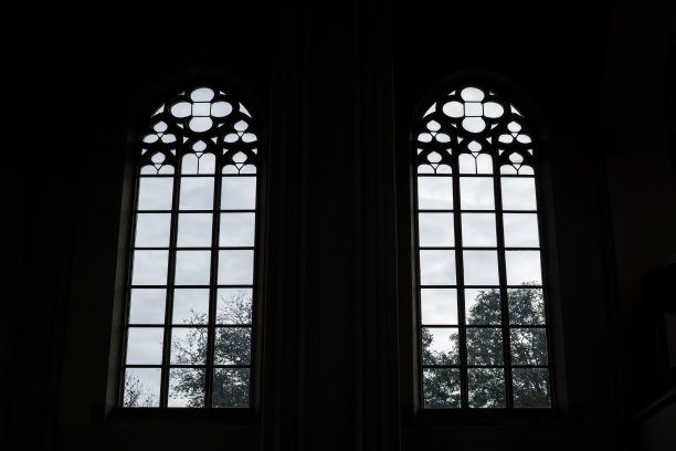 从里面看旧建筑的窗户。窗外是天空和树木图片下载