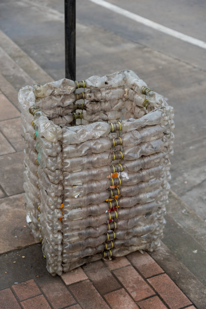 用回收的水瓶做成的篮子。图片下载