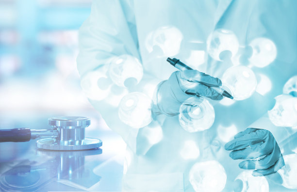 医学健康科学家在实验室蓝色背景下手持化学结构笔和听诊器为医生的双重暴露图片下载