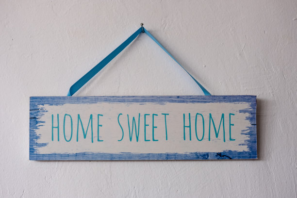 家温馨的家，木质的文字在复古板的背景与复制空间图片下载