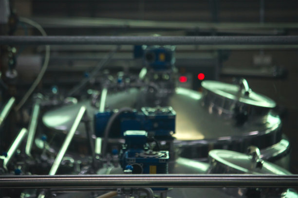 工人将牛奶倒入容器中进行改造。图片下载