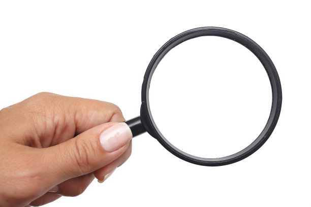 白色背景上的女性手拿放大镜图片下载