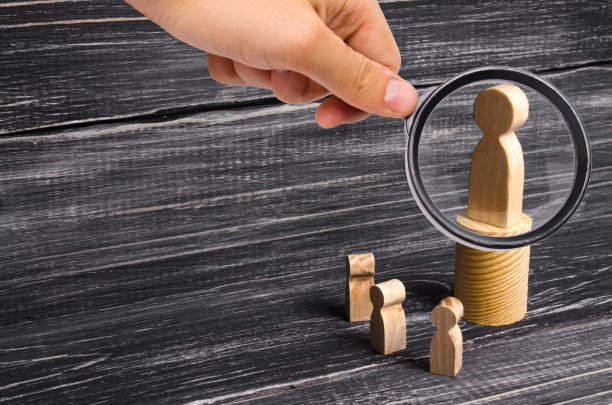 放大镜是看着站在讲台上的人，向听众播送他的思想和想法。下达命令的人，领导者，老板。骄傲,自大。集体领袖图片下载