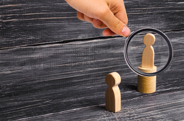 放大镜是看着站在讲台上的人，向听众播送他的思想和想法。下达命令的人，领导，老板。骄傲,自大。图片下载