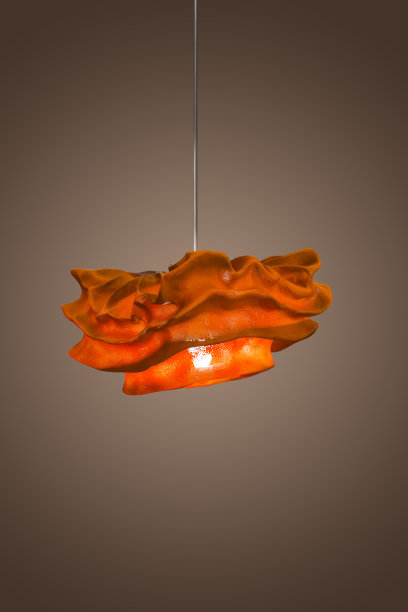 红色织物吊灯，斯堪的纳维亚风格的吊灯。隔离图片下载