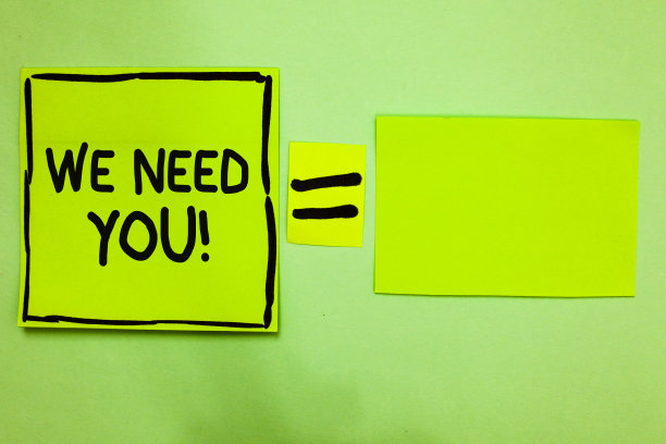 平面设计企业插图概念数字营销企业持有扩音器为网站和推广横幅。卡通人物手持扩音器。社交媒体的概念。图片下载