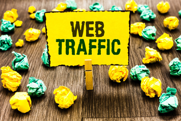 写纸条显示网络流量。商业图片展示网站Clothespin的访客发送和接收的数据量，他们拿着黄色的便条纸，皱巴巴的纸，试了几次。图片下载