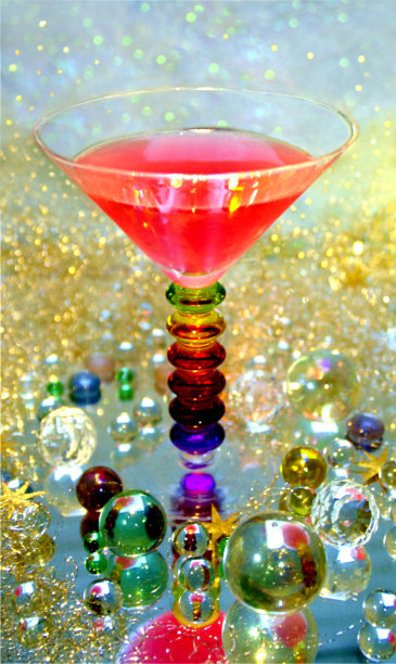 为派对调酒师准备的鼓舞人心的酒杯。西瓜，草莓和树莓在这个模型。图片下载