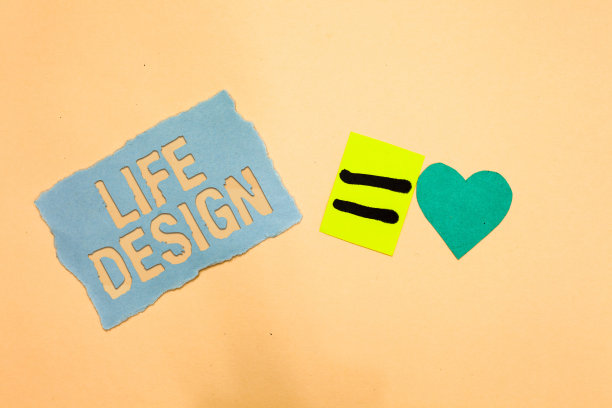 写纸条展示生活设计。商业照片展示你如何平衡工作，家庭和娱乐之间的生活蓝色纸提醒蓝绿色的心发送浪漫的想法。图片下载