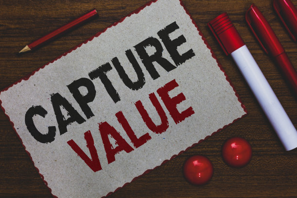 显示捕获值的概念性手写。商业照片展示客户关系，满足需求，品牌强度，保持度白纸，红边，记号笔，铅笔，木制背景。图片下载