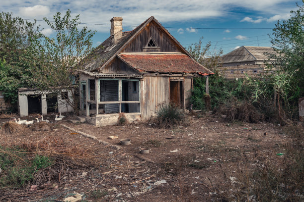 废弃的旧木屋和庭院图片下载