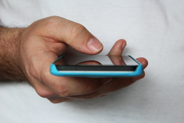 手持智能手机。社交媒体概念形象。图片下载