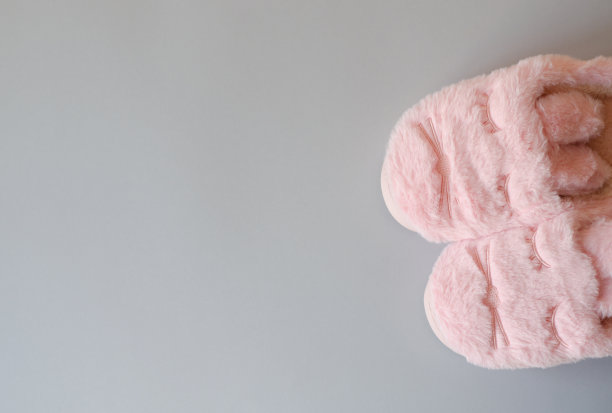 可爱的运动鞋在灰色背景野兔的形式。图片下载