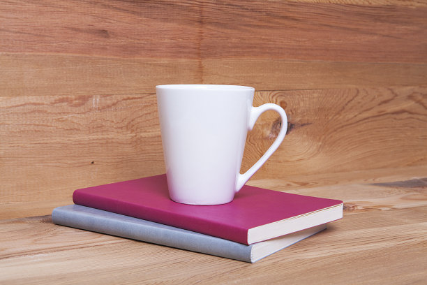 读书和喝咖啡。图片下载