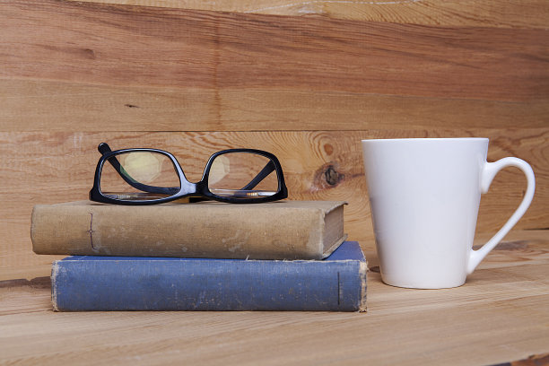 读书和喝咖啡。图片下载