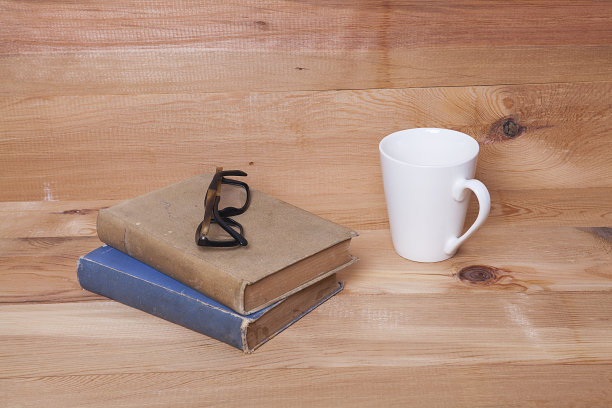 读书和喝咖啡。图片下载