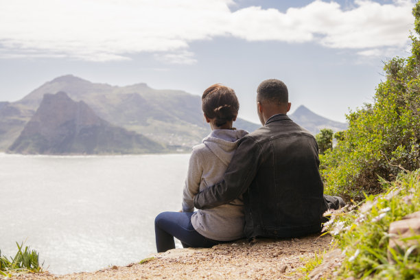 年轻的非洲夫妇一起欣赏风景图片下载