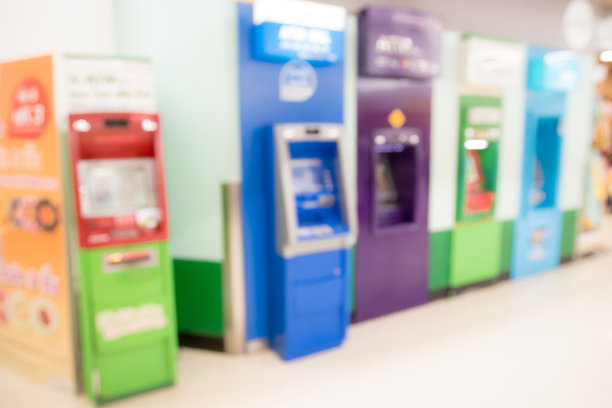 抽象模糊了使用atm机的人图片下载