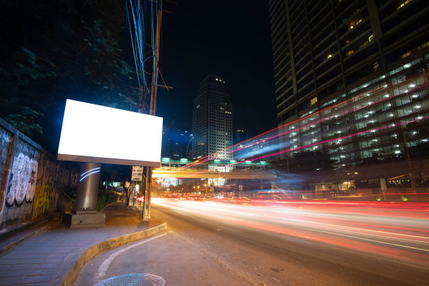 夜间有路灯的空白广告牌图片下载