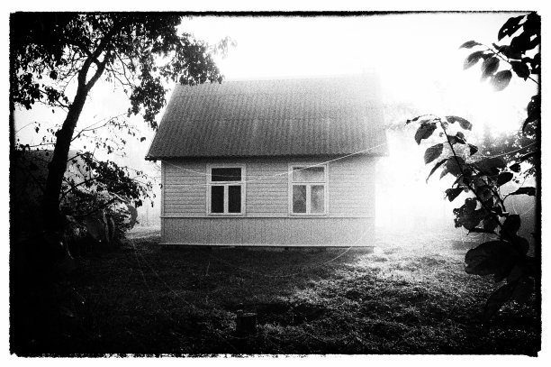 木房子和薄纱在有雾的早晨。复古照片模仿。图片下载