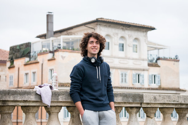 英俊的年轻运动员放松训练后图片下载