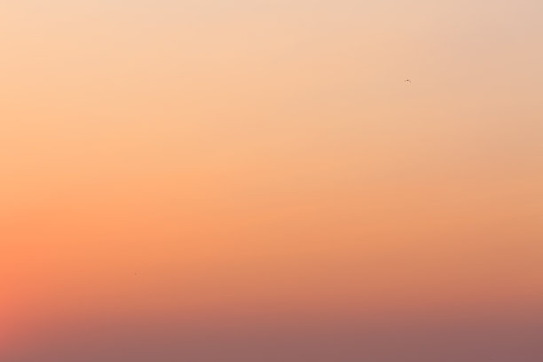 傍晚天空的明亮色彩图片下载