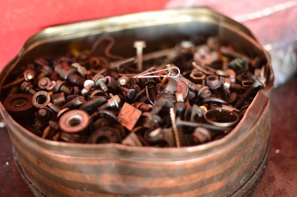 托盘各种螺母和螺栓图片下载